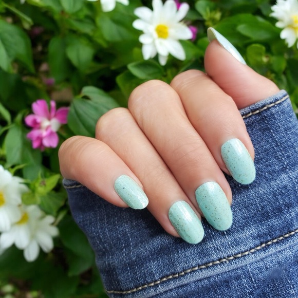 Color Street | Tranquil Waters a turquoise tone encrusted with iridescent flakes - Picture 9 of 11